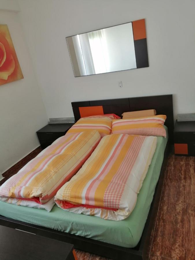 Schoene Wohnung Mit Wifi Und Parkplatz Auf Der Strasse Олива Екстериор снимка